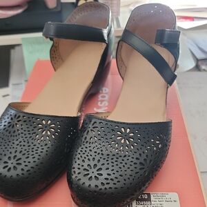 NWT Easy Street Women's Black Floral Cutout Flats